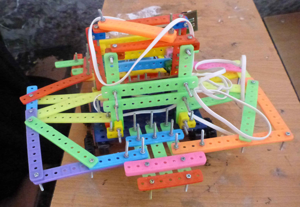 ربات کودک با سازه پلاستیکی