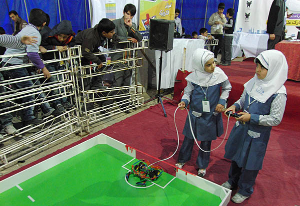 دختران ربات ساز