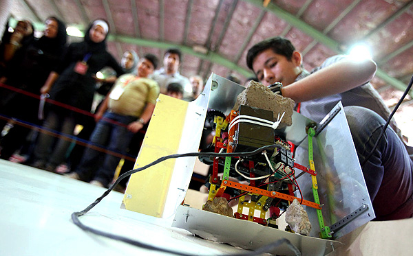 کودک در حال ساختن ربات