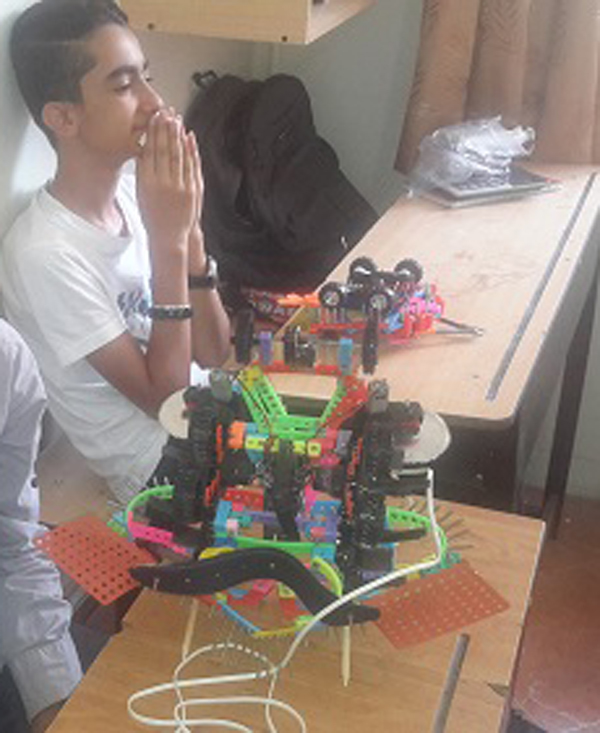 کلاس رباتیک در مدرسه